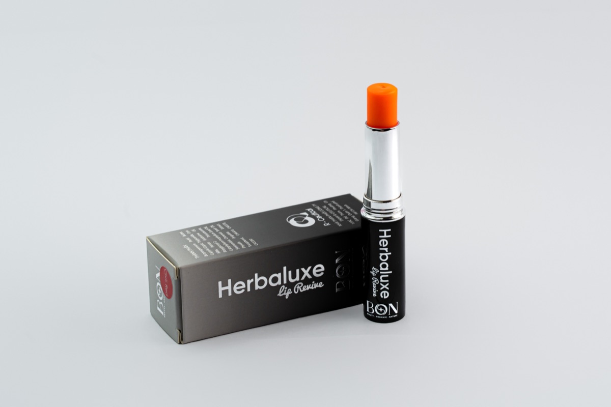 Herbaluxe Lip Revive — sản phẩm và hộp